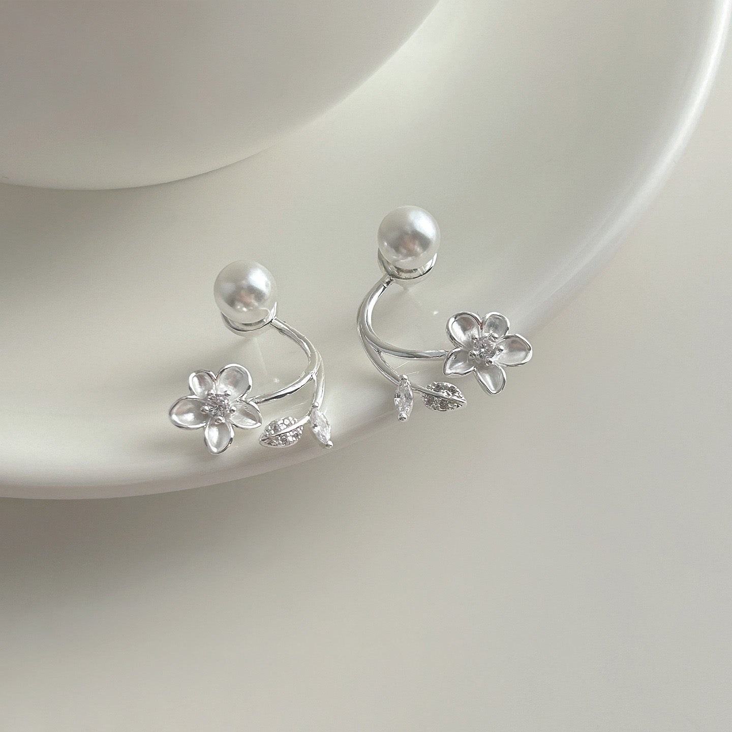 🎀Ethereal Blossom örhängen: Örhängen i sterlingsilver med blommor och pärlor för kvinnor