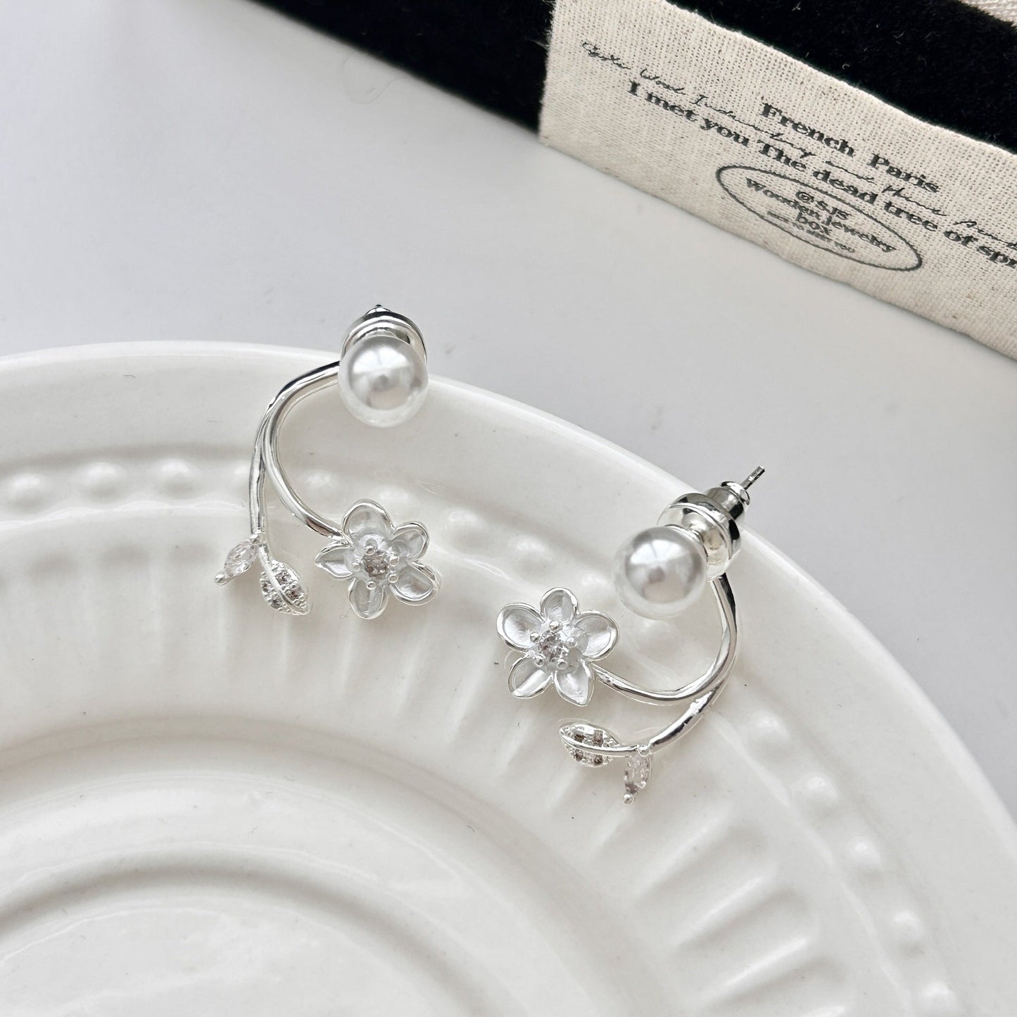 🎀Ethereal Blossom örhängen: Örhängen i sterlingsilver med blommor och pärlor för kvinnor