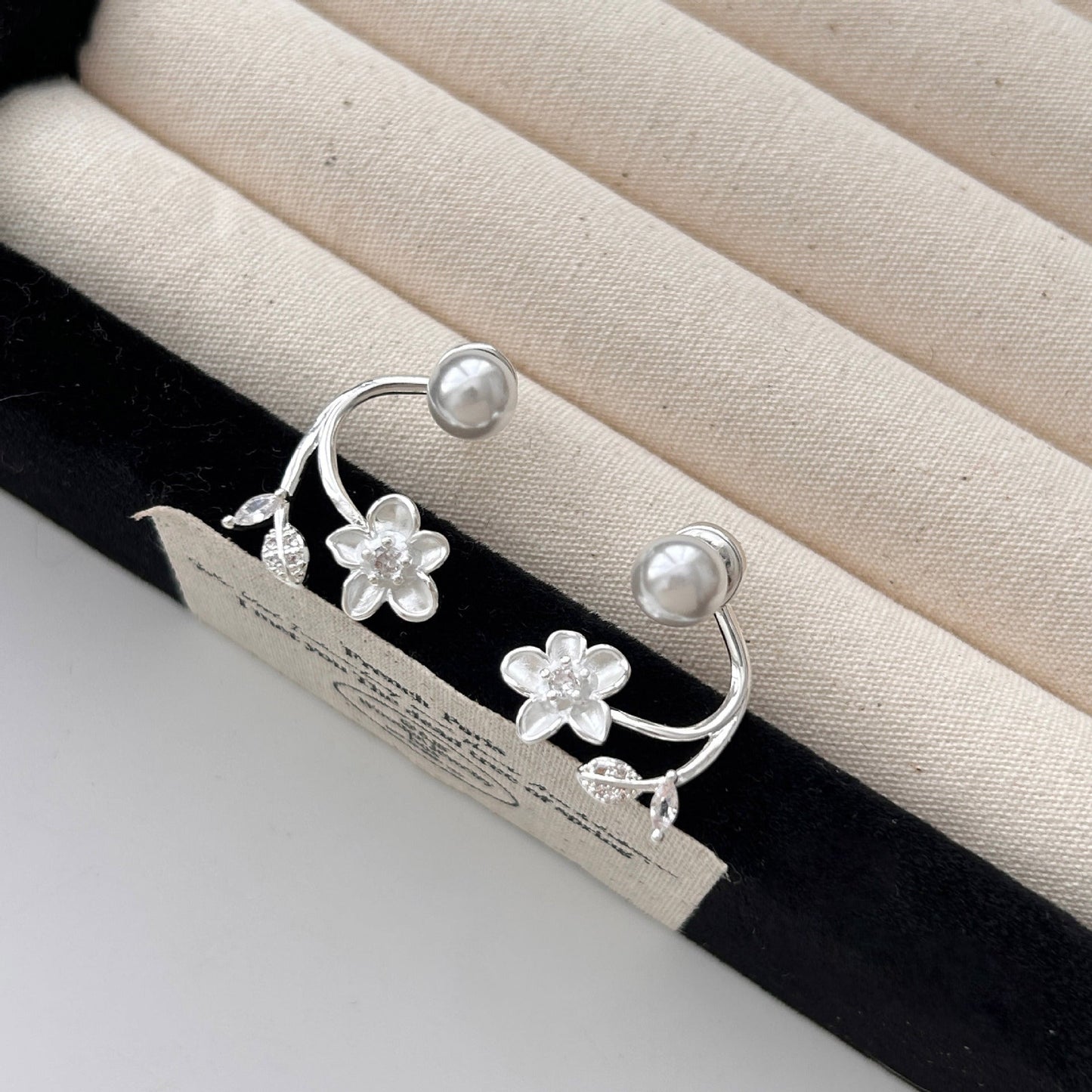 🎀Ethereal Blossom örhängen: Örhängen i sterlingsilver med blommor och pärlor för kvinnor