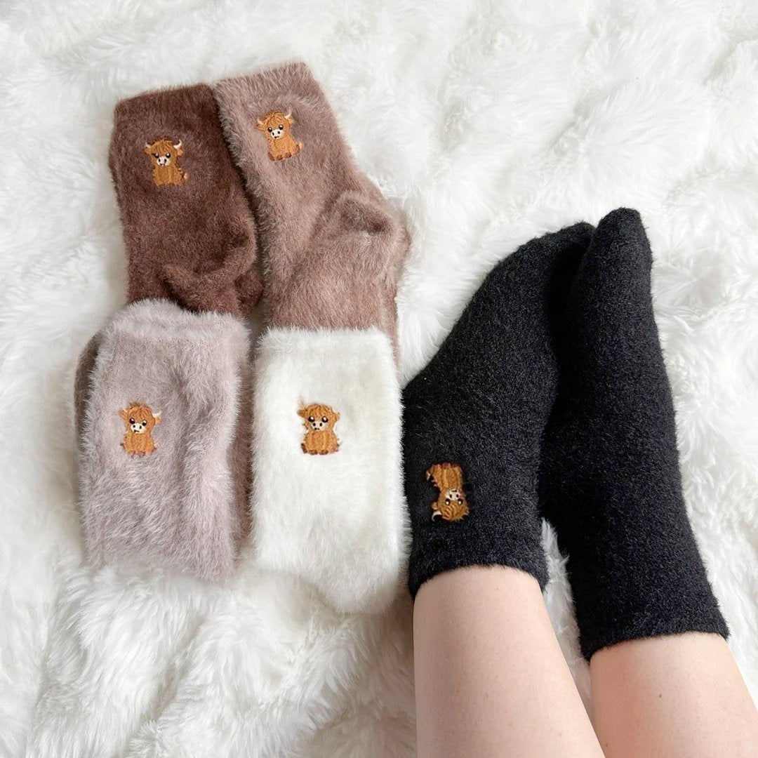 🧦Ultra-värme för kalla dagar🐮Fuzzy höglands-ko-strumpor