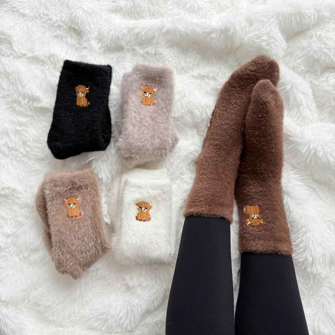 🧦Ultra-värme för kalla dagar🐮Fuzzy höglands-ko-strumpor