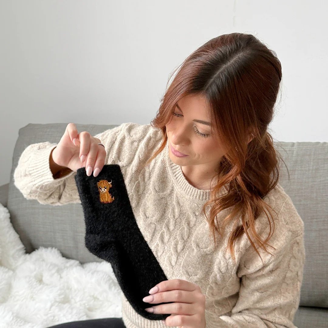 🧦Ultra-värme för kalla dagar🐮Fuzzy höglands-ko-strumpor
