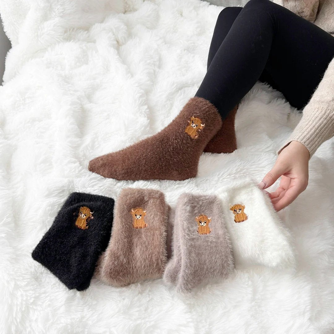 🧦Ultra-värme för kalla dagar🐮Fuzzy höglands-ko-strumpor